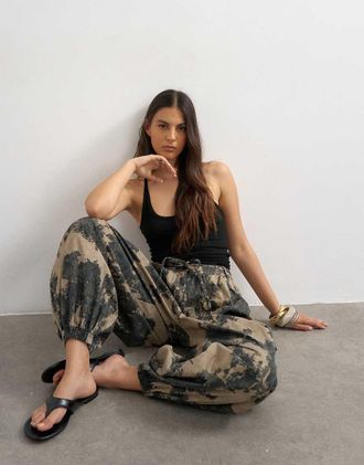 Topshop Pantaloni cargo a palloncino oversize colore neutro con stampa