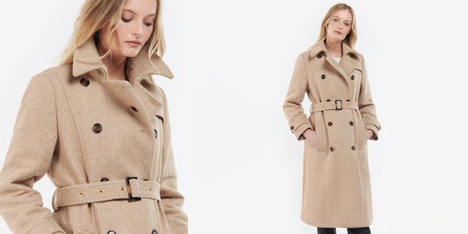 Blonde Frau im Trenchcoat