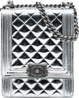 Chanel Borsa a tracolla North South Boy trapuntata in pelle di vitello metallizzata con battente 2018-2019 - Argento