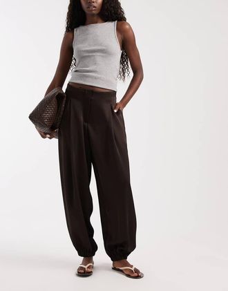 Vero Moda pantaloni balloon a vita alta plissettati in marrone cioccolato