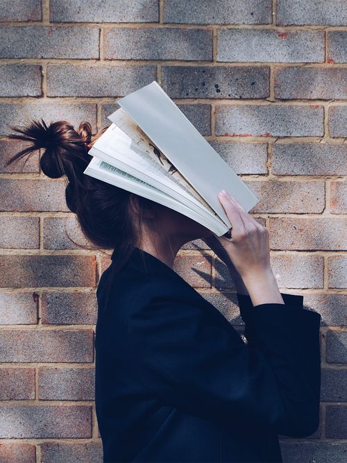 Das Messy Bun Update für kurzes bis schulterlanges Haar: Nackenknoten ✓ gezwirbelt ✓ geflechtet ✓ gekordelt ✓ So funktioniert der Sommerhaar-Dutt »