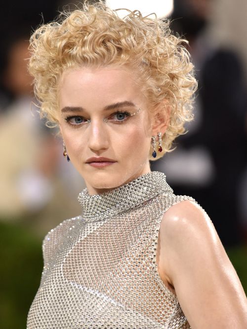 Schauspielerin Julia Garner bei der MET Gala 2021 in New York