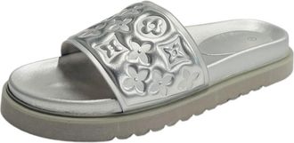 Generic Womens Embossed Front Strap Flat Sliders Ladies Sandals Flip Flops (Silver, UK Footwear Size System, Adult, Women, Numeric, Medium, 5)