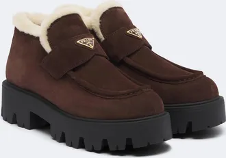 Prada Botines de ante con logo y borrego