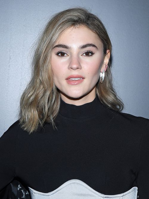 Stefanie Giesinger in einem dunklen Rollkragentop.