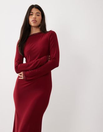 Daska vestito lungo sagomato in tessuto fluido con profilo in pizzo, bordeaux-Rosso