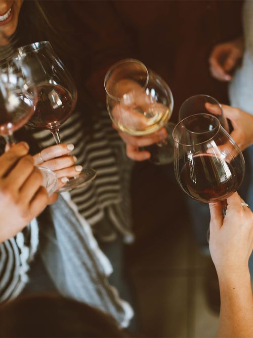 Wein für Anfänger! Damit Sauvignon Blanc und Pinot Grigio keine Fremdwörter mehr für dich sind, haben wir hier das kleine Wein 1x1 für dich!