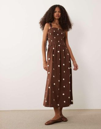 New Look Vestito midi arricciato marrone a pois allacciato sul retro