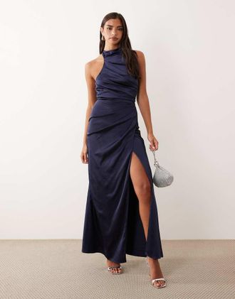 Tfnc Vestito lungo da damigella blu navy in raso allacciato al collo con pieghe