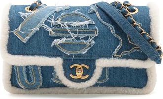 Chanel Borsa a spalla media in denim trapuntato con battente e geroglifici egizi 2019 - Bianco
