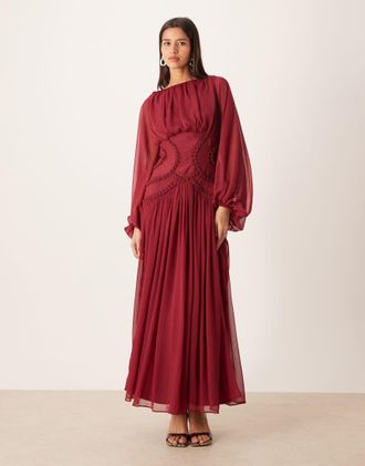 Asos Vestito lungo con maniche lunghe ampie bordeaux con finiture a reticolo sul corpino-Rosso