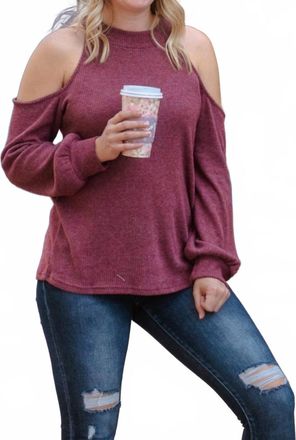 Gilli Cold Shoulder Top In Wine