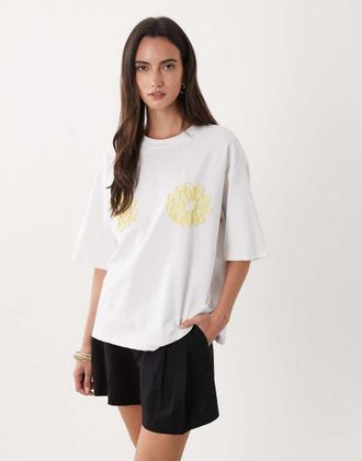 SNDYS T-shirt oversize bianca con ricamo floreale giallo