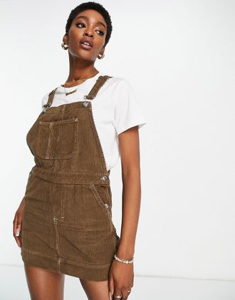 Topshop Mini-Latzkleid in Khaki aus Cord-Grün