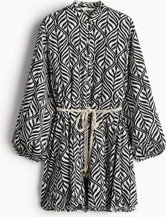 H&M Kleid mit Makramee-G&uuml;rtel - Schwarz/Blattmuster