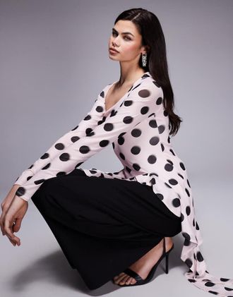 AFRM Doris - Top asimmetrico rosa a pois oversize con volant e drappeggio