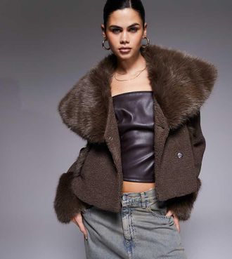 the frolic Esclusiva The Frolic - Giacca in boucl&eacute; color cioccolato con polsini e colletto oversize in pelliccia sintetica-Marrone