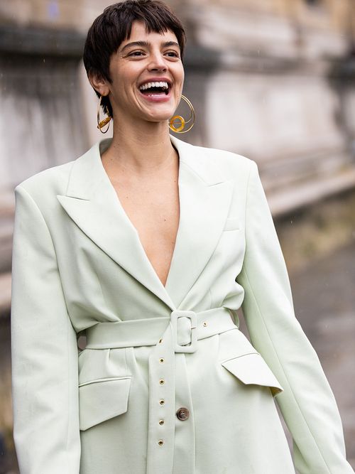 ragazza con tailleur colorato