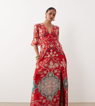 Hope & Ivy Petite Vestito lungo rosso con stampa, maniche corte e scollo a V con volant e spacco sul davanti