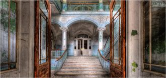 Schubiger M&ouml;bel Digitaldruck auf Glas Lost Place Treppe 140 x 66 cm