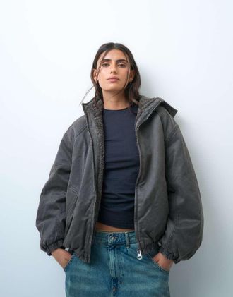 Weekday giacca con cappuccio foderata in pile marrone slavato