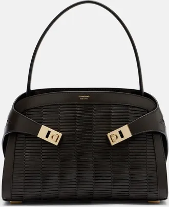 Ferragamo Bolso al hombro Hug Medium de piel trenzada
