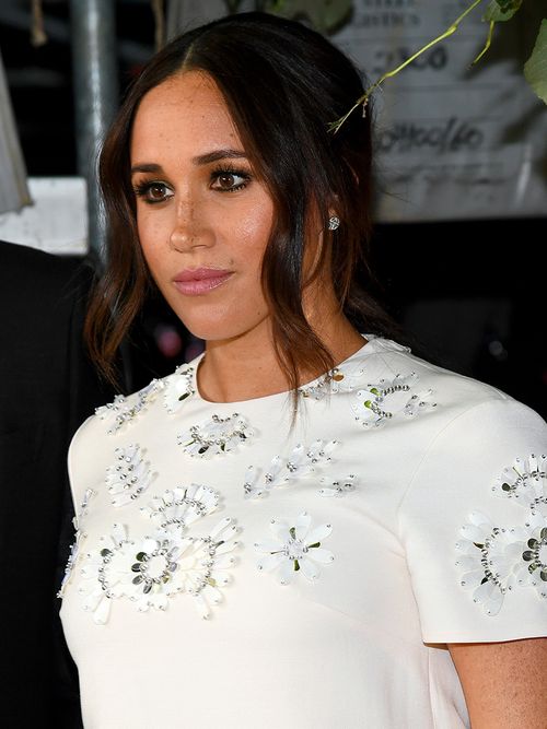 Herzogin Meghan von Sussex in einem weißen bestickten Kleid.