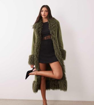 KAIIA cappotto maxi esclusivo Penny Lane in suedette con bordo in pelliccia sintetica, verde oliva