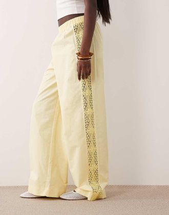 Asos Pantaloni in misto lino gialli con inserti laterali in pizzo-Bianco