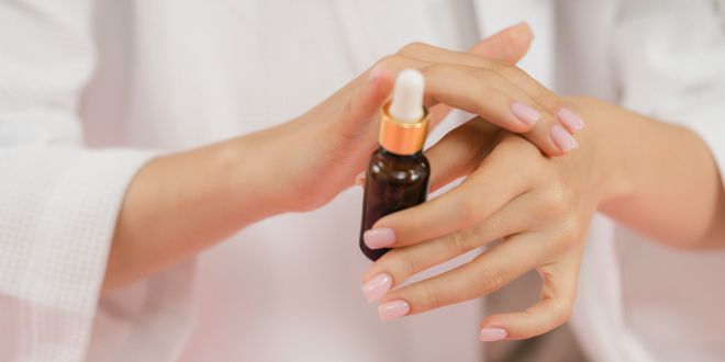 Close-up von einer Dame mit Selt-Tanning Drops in der Hand