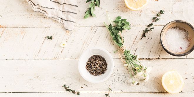 Tisch mit verstreuten Kräutern, Salbei und Zirtone