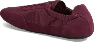 Django & Juliette Womens Brinkle Flat Sneaker In Burgundy Leather