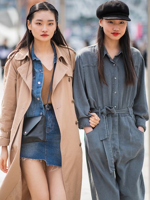 Streetstyle mit zwei Frauen, eine im Trenchcoat und eine im Overall.