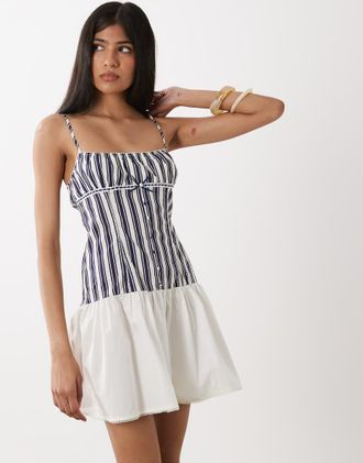 WeWoreWhat Vestito blu navy con vita scesa-Multi