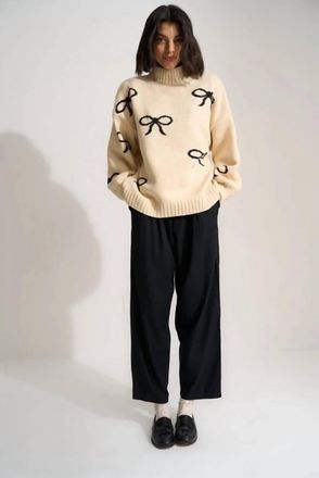 Callahan Bellamy Chunky Knit Pullover Sweater In Creme Bow