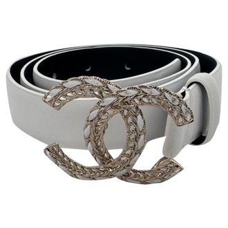 Chanel Chanel Keten In elkaar grijpende CC Logo Tailleband in Witte Leer