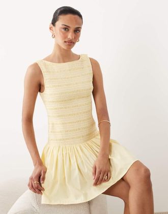 Abercrombie & Fitch Vestito corto a punto smock giallo burro con scollo a barchetta e gonna pantalone