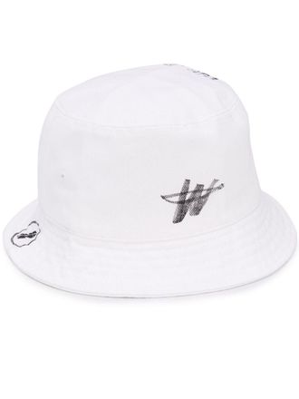 We11done logo print bucket hat - White