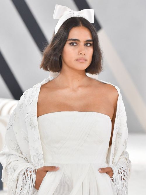 Ein Model läuft auf der Chanel Fashion Show in Paris.