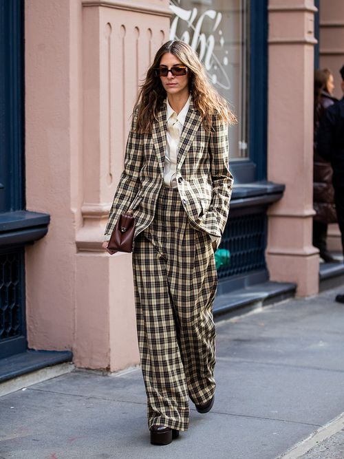Streetstyle mit einem karierten Hosenanzug zu Plateauschuhen.