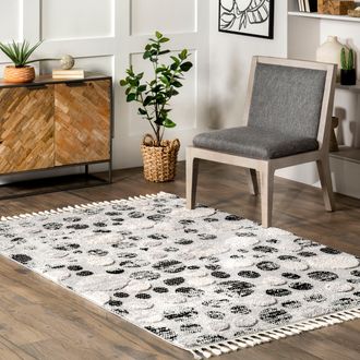 nuLOOM Carli Modern Pebble Tasseled Area Rug