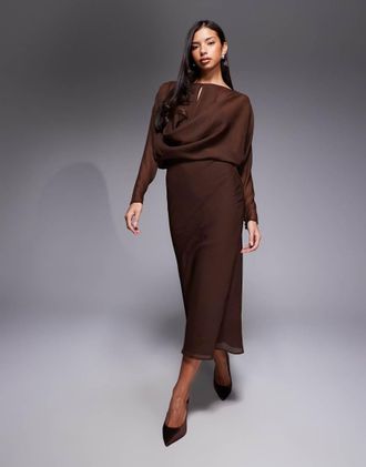 Asos Vestito midi asimmetrico con taglio sbieco extra largo color cioccolato-Marrone