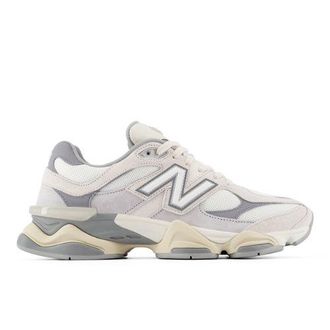 New Balance Hombre 9060 en Blanco/Gris/Beige, Gamuza/Malla, Talla 42
