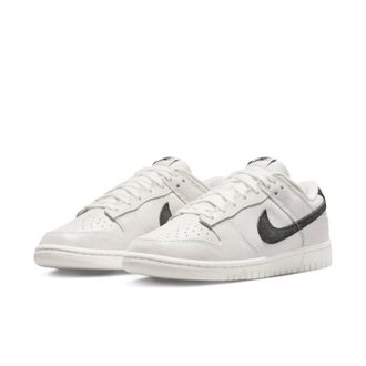 Nike Womens Dunk Low Se Sneakers In White/black