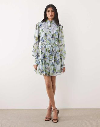 Hope & Ivy Vestito corto accollato in chiffon azzurro a fiori con maniche a palloncino e vita scesa-Blu