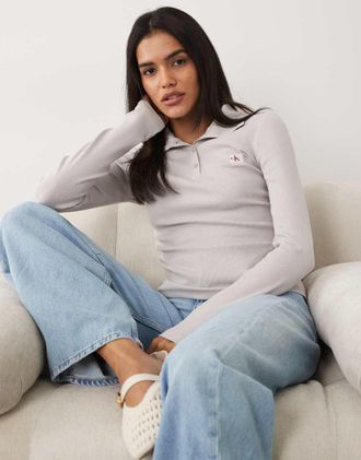 Calvin Klein Jeans top henley a maniche lunghe con etichetta tessuta e collo alto in grigio cenere