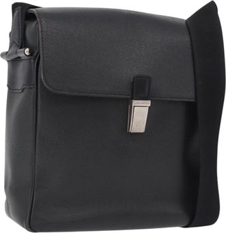 Louis Vuitton Yaranga Messenger Taiga Leather Black Leather Handbag (Pre-Owned)