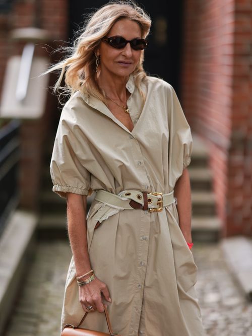 Modedesignerin Sue Giers trägt einen Stoffgürtel im Monochrom-Look