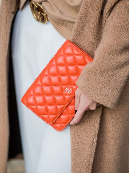 Questi accessori di piccola pelletteria sono lussuosi come una borsa ma costano la metà