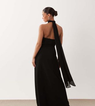 Tfnc Petite Vestito lungo da damigella in chiffon nero drappeggiato allacciato al collo